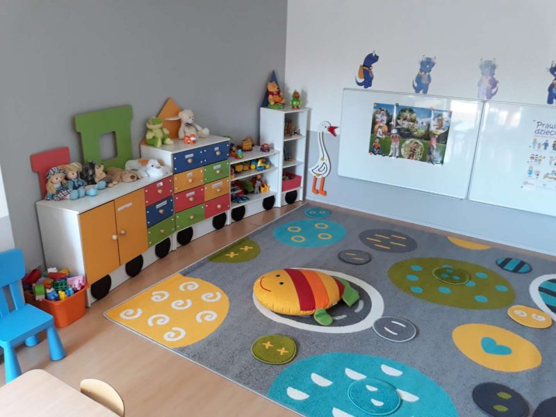 Kolorowa sala z zabawkami i dywanem edukacyjnym